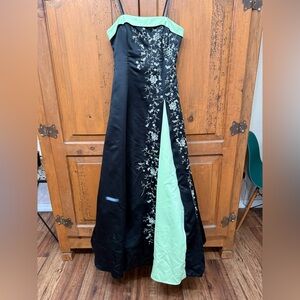 Morgan & Co. Black and Green Embroidered Dress